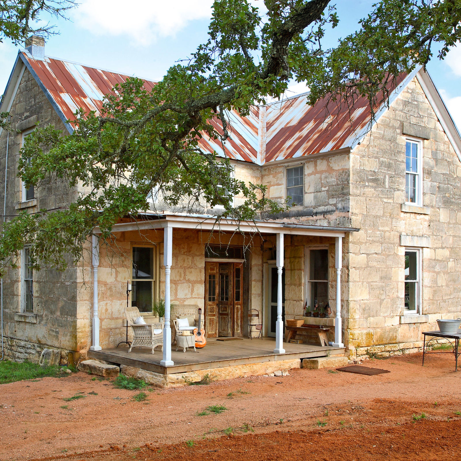 Limestone cottage and stone slate roof in Broadway, Cotswolds, England  Stock Photo - Alamy, image size:1600x1600