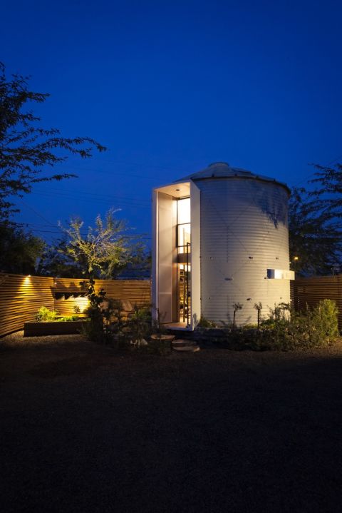 You can get almost anything online these days. Architect Christoph Kaiser bought a 1955 grain silo from a Kansas farmer over the internet. He then converted the steel structor into a cozy studio for him and his wife. 