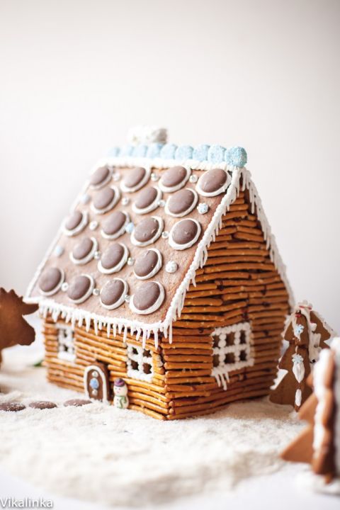 This cozy gingerbread house has a pretzel stick exterior attached with hot caramel, and a roof that features giant chocolate buttons.<br />Get the tutorial at Vikalinka.<br />