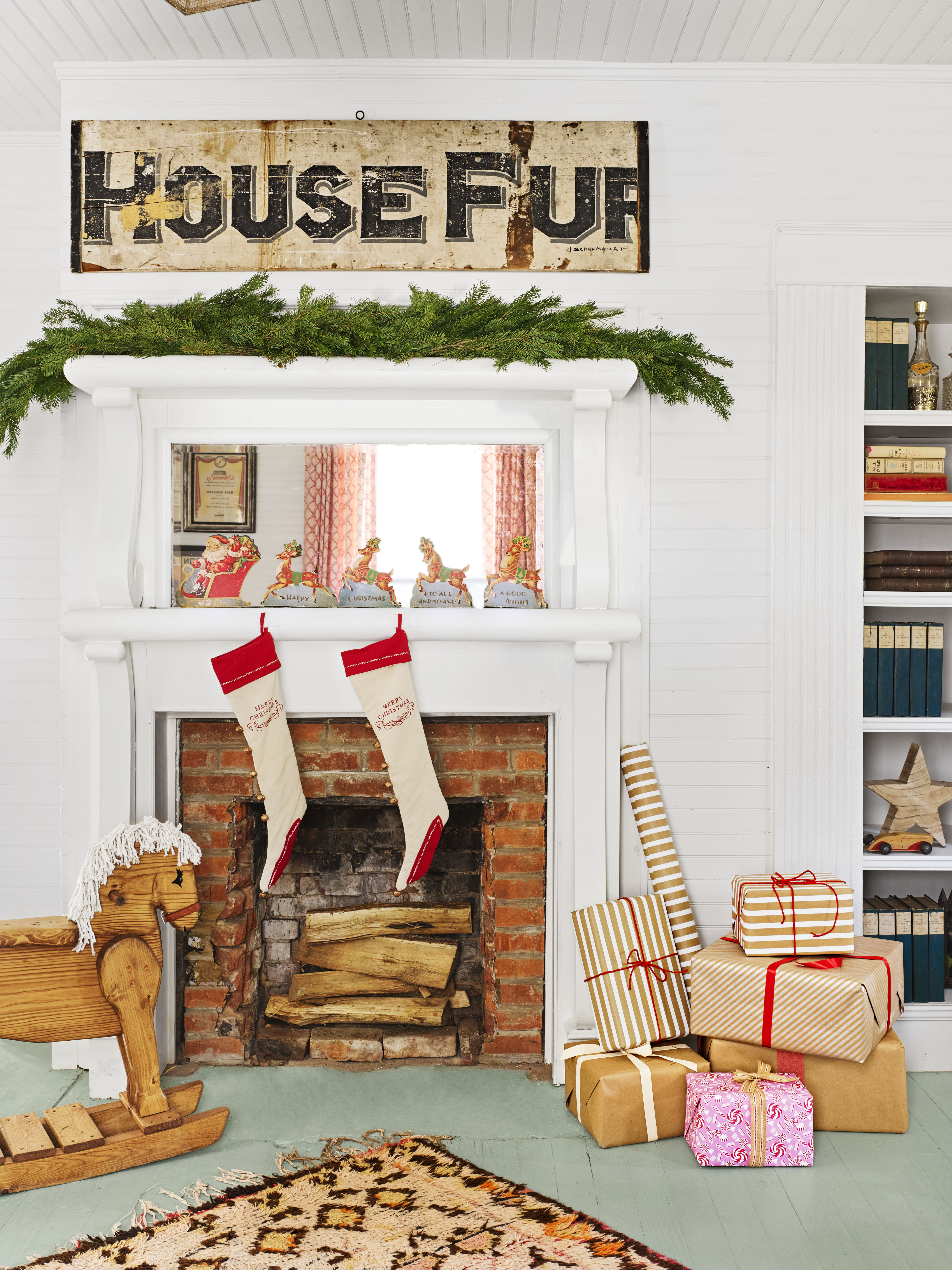 Decorating A Mantel For Christmas 35 christmas mantel decorations - ideas for holiday fireplace Decorating A Mantel For Christmas 35 christmas mantel decorations - ideas for holiday fireplace
