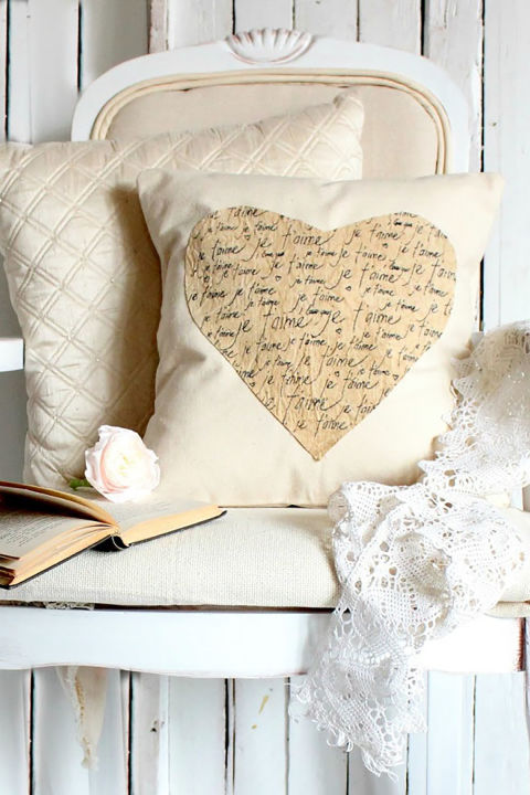 http://clv.h-cdn.co/assets/17/03/480x720/gallery-1484850516-je-taime-a-valentines-pillow.jpg