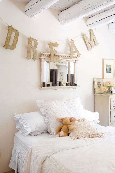 http://clv.h-cdn.co/assets/17/16/480x720/gallery-1492473143-clx0307bittersweet06dg.jpg
