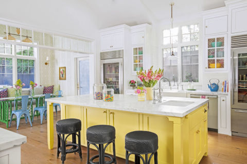 http://clv.h-cdn.co/assets/17/22/480x319/gallery-1496170001-in-with-the-bold-kitchen-0417.jpg