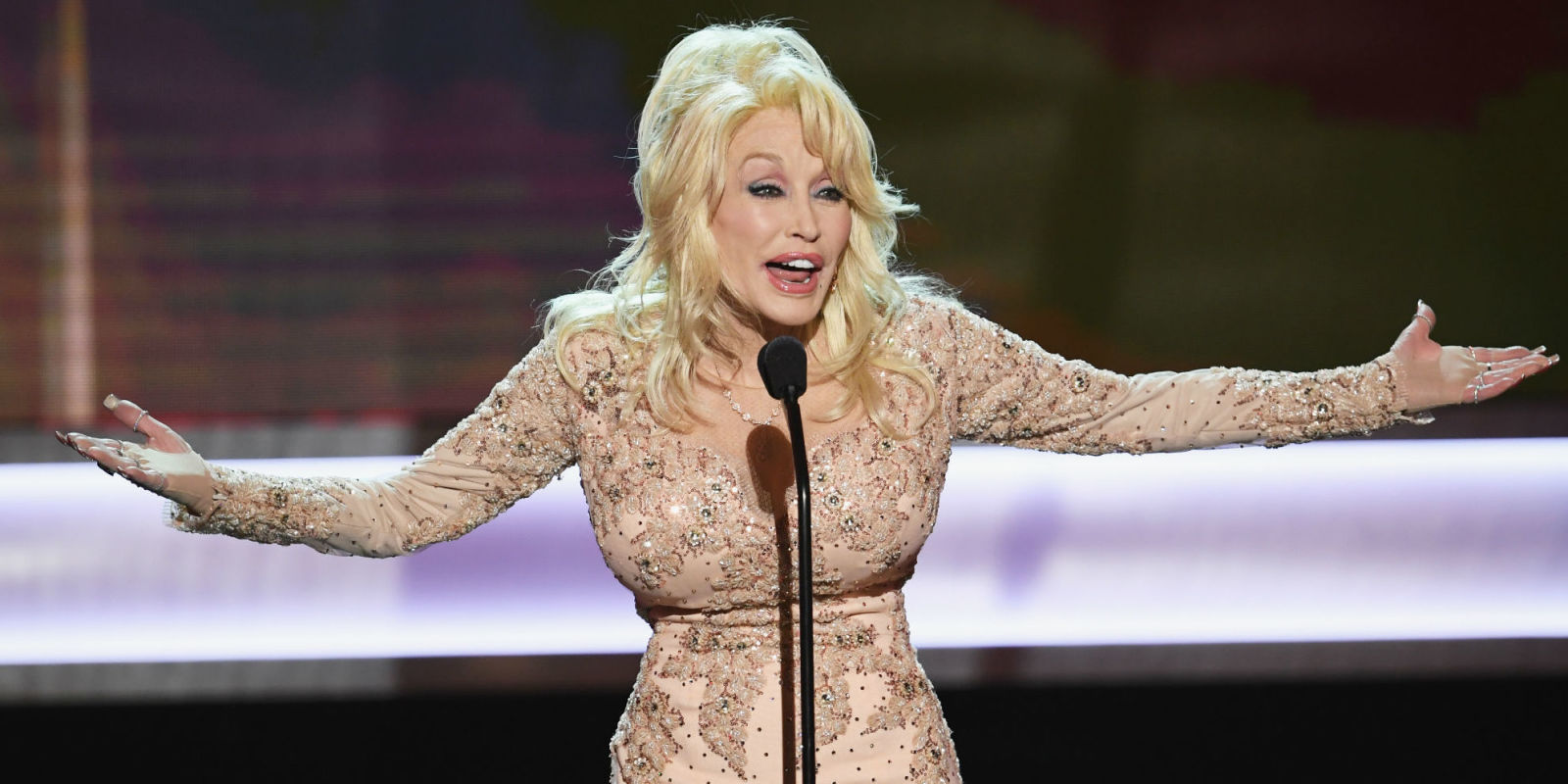 Dolly Parton�s Secret Waist Slimming Trick Will Make You